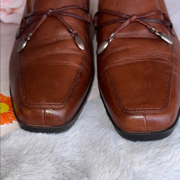 Elegant Brown Leather Slip-On Loafers with Tassel - Picture 4 of 10